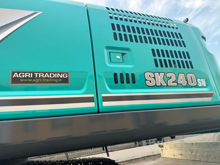 Un nuovo Kobelco SK240 pronto per il cantiere!