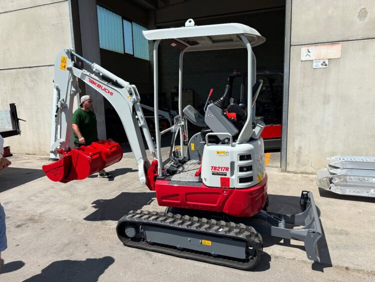 Consegna escavatore compatto Takeuchi TB217